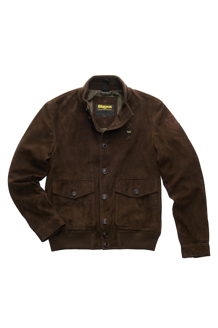 Blauer. Giacca in suede con tasche frontali, chiusura con bottoni e caratteristico passante-logo del brand che celebra quest’anno i 25anni di attività