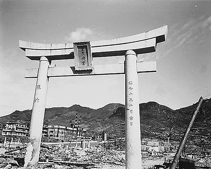Nagasaki Shrine. Questa è la foto della locandina della mostra fotografica dedicata a Stefano Carrer
