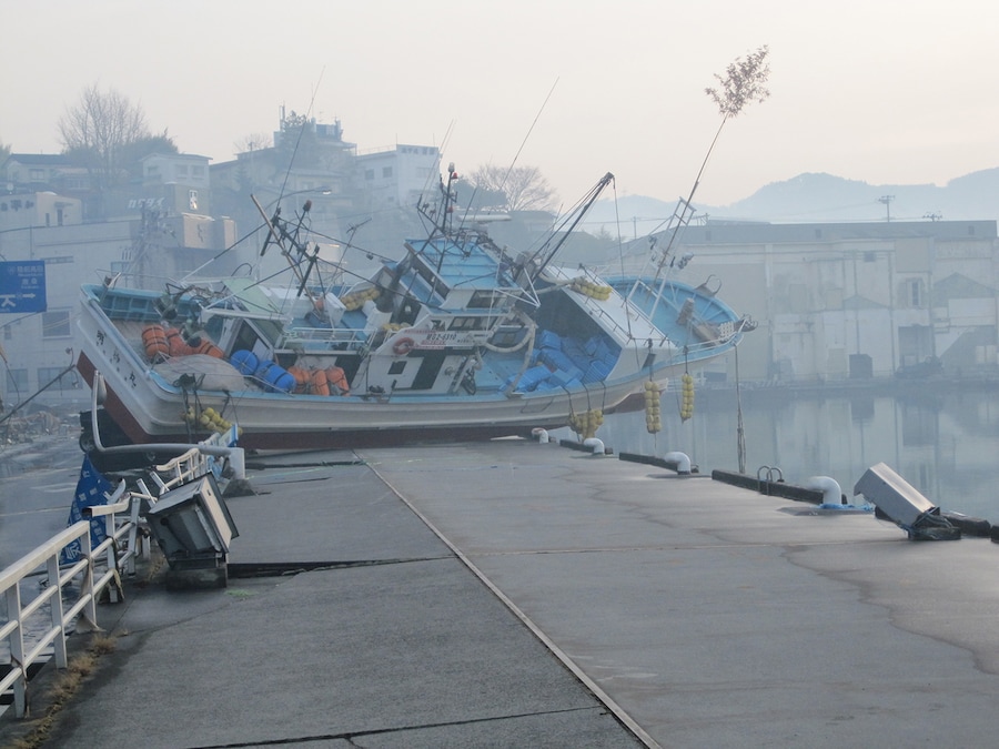 Peschereccio trasportato dallo tsunami sul molo, Hachinoe, 20 marzo 2011