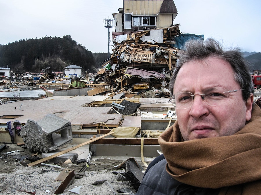 Stefano Carrer davanti alla casetta, Yamada, 20 marzo 2011