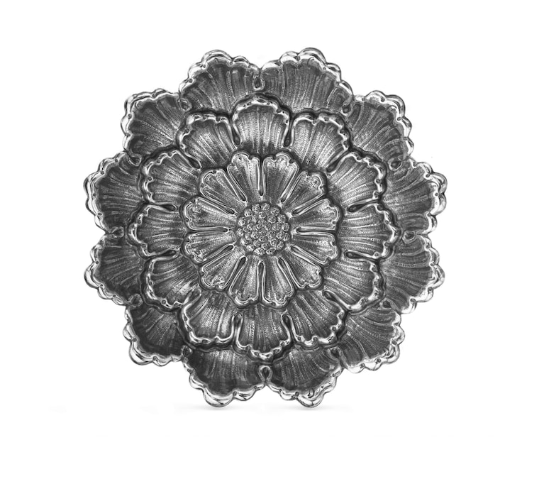Ciotola in argento Dalia, collezione Flowers, BUCCELLATI (275 €, misura piccola 8 cm).