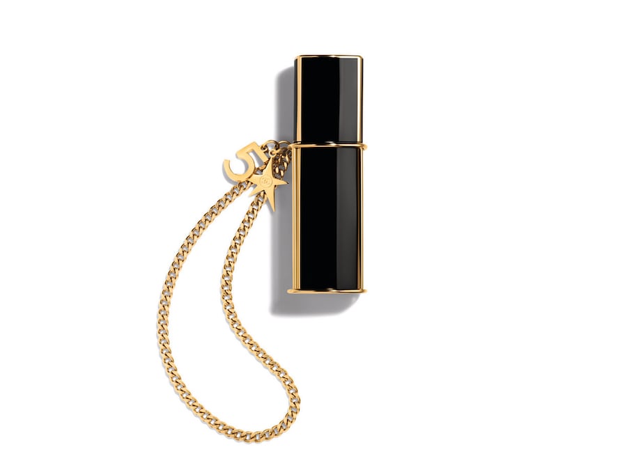 Vaporizzatore da borsa N°5 Eau de Parfum, con catena da polso e piccoli charmes portafortuna, CHANEL (185 €, con 3 ricariche).