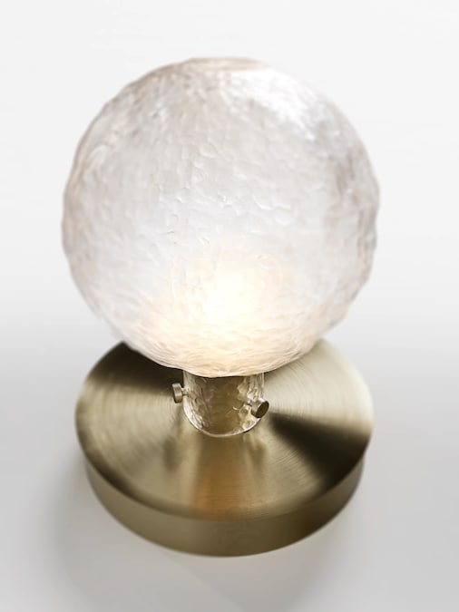 Lampada da tavolo Niveo, in vetro effetto ghiaccio e ottone, design Jan Plecháč & Henry Wielgus, LASVIT.