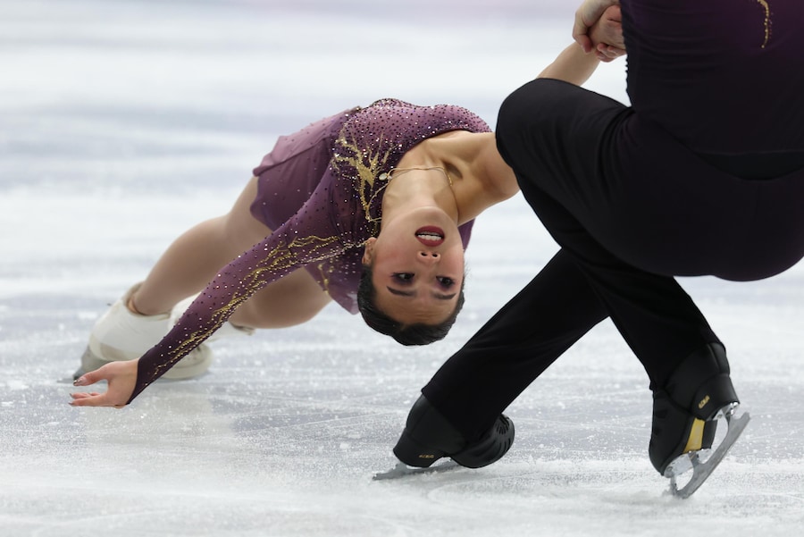 Ellie Kam e Danny O'shea degli Stati Uniti si esibiscono nel programma corto di pattinaggio di coppia durante la gara a squadre di pattinaggio artistico ai Giochi Olimpici Invernali Milano Cortina 2026, a Milano, Italia, il 6 febbraio 2026. (EPA/Wu Hao)