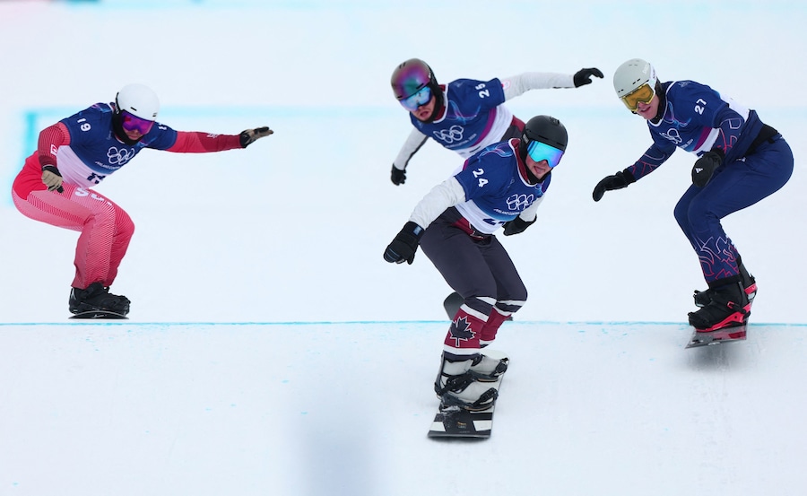 Olimpiadi Milano Cortina 2026 - Allenamento ufficiale di snowboard cross - Livigno Snow Park, Livigno, Italia - 6 febbraio 2026. Atleti in azione durante l'allenamento (REUTERS/Gonzalo Fuentes)