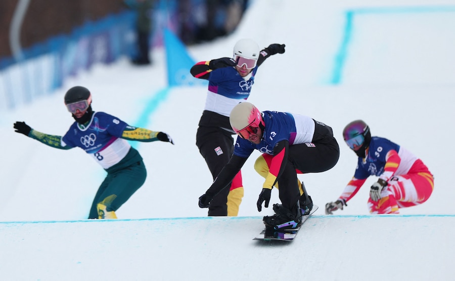 Olimpiadi Milano Cortina 2026 - Allenamento ufficiale di snowboard cross - Livigno Snow Park, Livigno, Italia - 6 febbraio 2026. Atleti in azione durante l'allenamento (REUTERS/Gonzalo Fuentes)