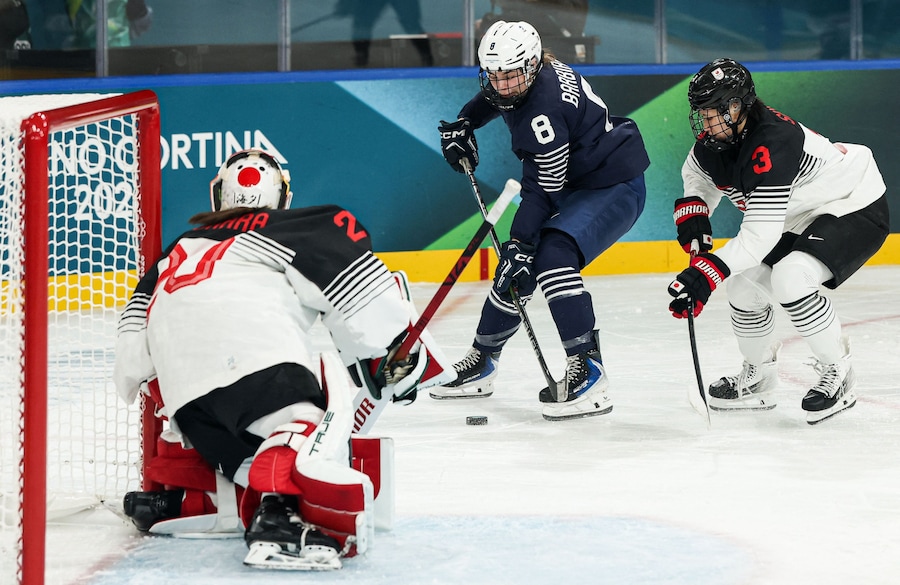Olimpiadi Milano Cortina 2026 - Hockey su ghiaccio - Turno preliminare femminile - Gruppo B - Francia vs Giappone - Milano Rho Ice Hockey Arena, Milano, Italia - 6 febbraio 2026. Jade Barbirati della Francia in azione con Aoi Shiga del Giappone e Miyuu Masuhara del Giappone durante la partita. (REUTERS/Mike Segar)