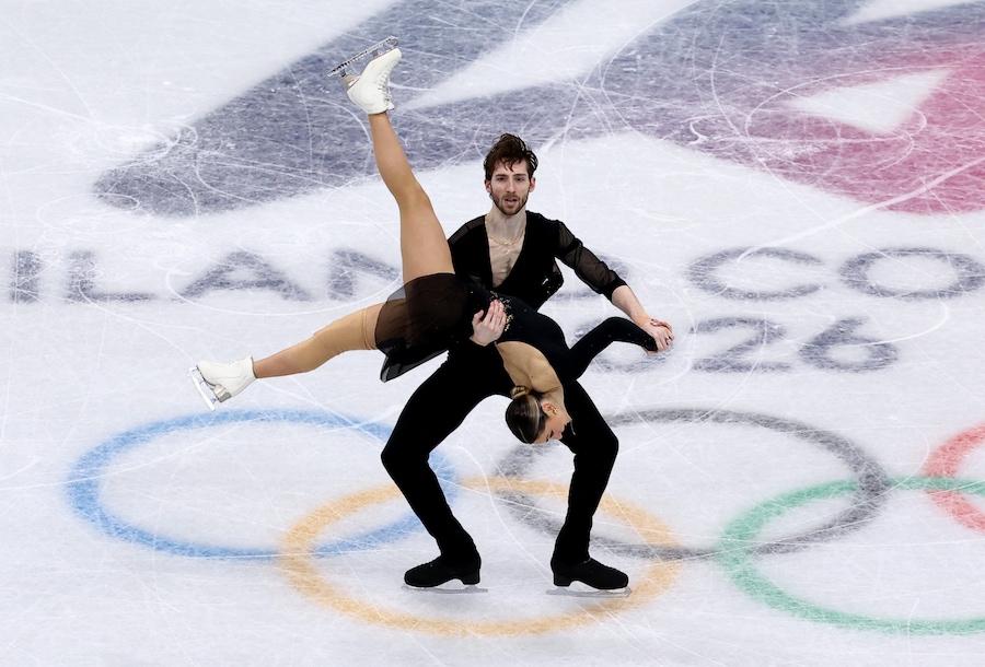 Olimpiadi Milano Cortina 2026 - Pattinaggio artistico - Gara a squadre - Pattinaggio di coppia - Programma corto - Milano Ice Skating Arena, Milano, Italia - 6 febbraio 2026. Sara Conti e Niccolò Maciari, entrambi italiani, si esibiscono durante il programma corto di coppia. (REUTERS/Yves Herman)