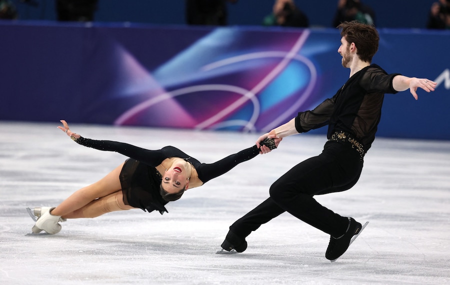 Olimpiadi Milano Cortina 2026 - Pattinaggio artistico - Gara a squadre - Pattinaggio di coppia - Programma corto - Milano Ice Skating Arena, Milano, Italia - 6 febbraio 2026. Sara Conti e Niccolò Macii, entrambi italiani, si esibiscono durante il programma corto di coppia. (REUTERS/Amanda Perobelli)