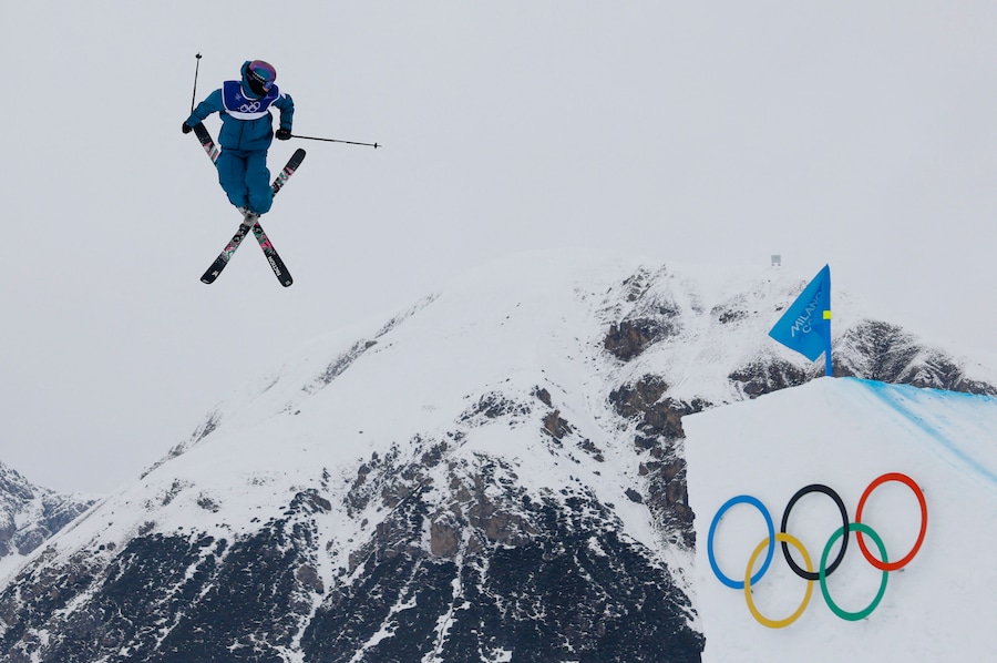 Olimpiadi Milano Cortina 2026 - Allenamento di sci freestyle - Allenamento ufficiale di slopestyle - Livigno Snow Park, Livigno, Italia - 6 febbraio 2026. Un atleta in azione durante l'allenamento. (REUTERS/Marko Djurica)