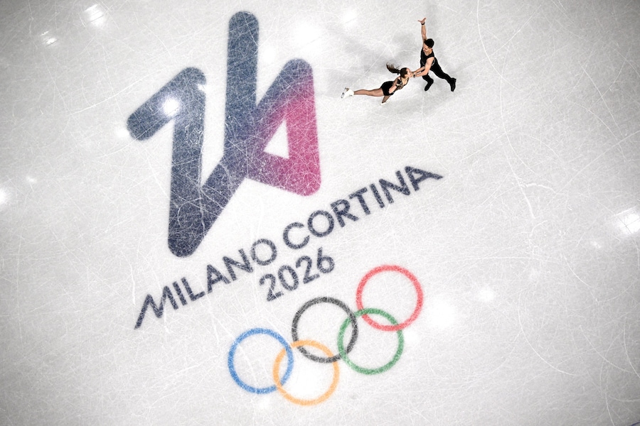 Olimpiadi Milano Cortina 2026 - Pattinaggio artistico - Gara a squadre - Danza sul ghiaccio - Danza ritmica - Milano Ice Skating Arena, Milano, Italia - 6 febbraio 2026. Sofiia Dovhal della Polonia e Wiktor Kulesza della Polonia in azione (REUTERS/Fabrizio Bensch)