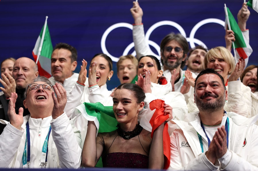 Olimpiadi Milano Cortina 2026 - Pattinaggio artistico - Gara a squadre - Pattinaggio singolo femminile - Programma corto - Milano Ice Skating Arena, Milano, Italia - 6 febbraio 2026. Lara Naki Gutmann dell'Italia reagisce con la sua squadra dopo l'esibizione nel programma corto femminile. (REUTERS/Amanda Perobelli)