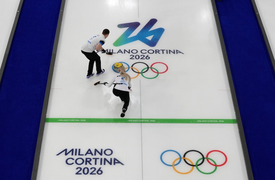 Olimpiadi Milano Cortina 2026 - Curling - Doppio misto Round Robin Sessione 6 - Italia vs Estonia - Stadio Olimpico di Curling di Cortina, Cortina d'Ampezzo, Italia - 6 febbraio 2026. Marie Kaldvee dell'Estonia con Harri Lill dell'Estonia durante la partita contro Stefania Constantini dell'Italia e Amos Mosaner dell'Italia (REUTERS/Jennifer Lorenzini)