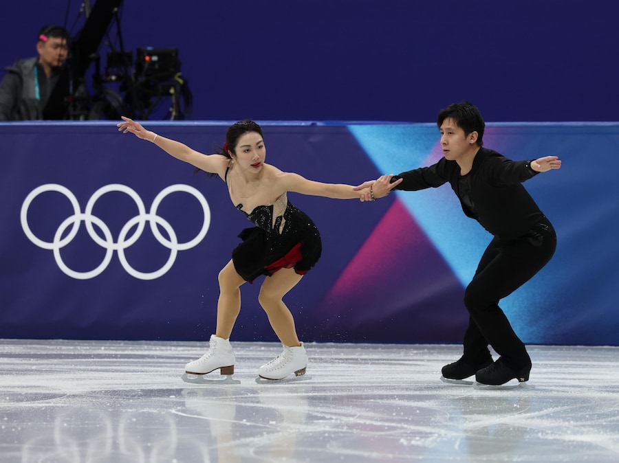 Wenjing Sui e Cong Han della Cina si esibiscono nel programma corto di pattinaggio di coppia dell'evento a squadre di pattinaggio artistico ai Giochi Olimpici Invernali Milano Cortina 2026, a Milano, Italia, il 6 febbraio 2026. (EPA/Wu Hao)