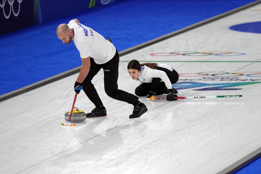 L'italiano Amos Mosaner, a sinistra, e Stefania Constantini gareggiano nella fase a gironi del doppio misto della competizione di curling contro la Corea del Sud alle Olimpiadi invernali del 2026, a Cortina d'Ampezzo, Italia, giovedì 5 febbraio 2026. (AP Photo/Misper Apawu) Associated Press / LaPresse /APS)