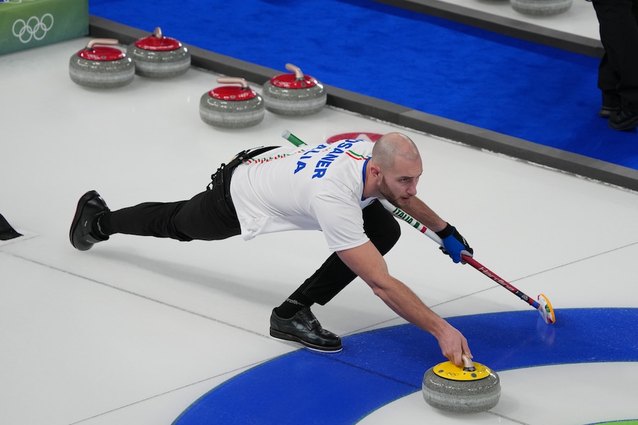 L'Italia in azione durante la fase a gironi del doppio misto della competizione di curling contro la Corea del Sud alle Olimpiadi invernali del 2026, a Cortina d'Ampezzo, Italia, giovedì 5 febbraio 2026. (AP Photo/Misper Apawu/APS)