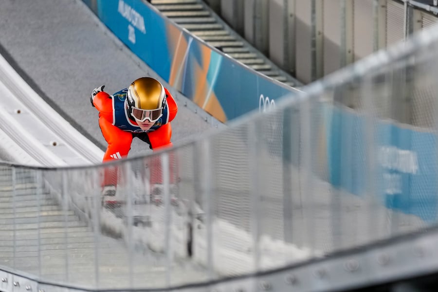 Heidi Dyhre Traaserud, della Norvegia, scende dalla rampa durante una sessione di allenamento di salto con gli sci, salto femminile da trampolino normale, alle Olimpiadi invernali del 2026, a Predazzo, Italia, giovedì 5 febbraio 2026. (AP Photo/Kirsty Wigglesworth/APS)