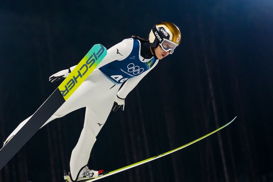 Nozomi Maruyama, giapponese, vola in aria durante una sessione di allenamento di salto con gli sci, salto normale femminile, alle Olimpiadi invernali del 2026, a Predazzo, Italia, giovedì 5 febbraio 2026. (AP Photo/Evgeniy Maloletka)/PS)