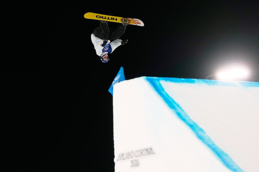 Il norvegese Marcus Kleveland gareggia nelle qualificazioni di snowboard big air maschile alle Olimpiadi invernali del 2026, a Livigno, in Italia, giovedì 5 febbraio 2026. (AP Photo/Lindsey Wasson/APS)
