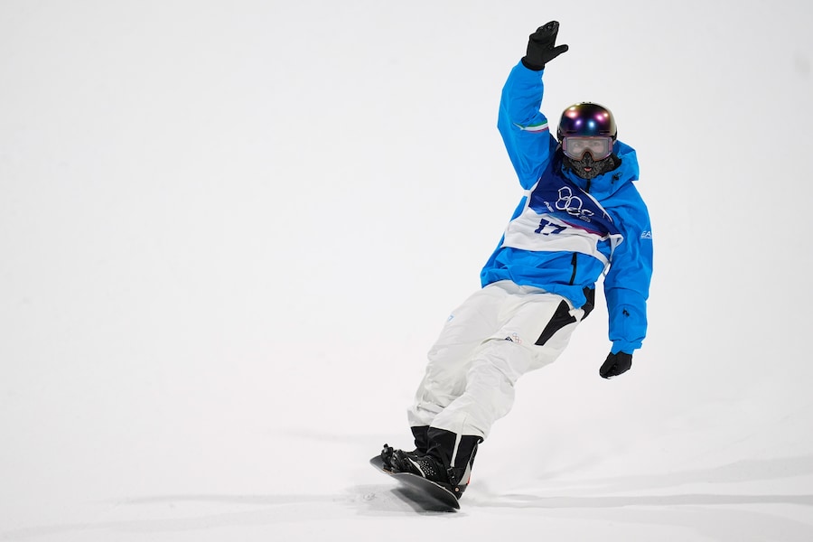 L'italiano Ian Matteoli reagisce durante le qualificazioni maschili di snowboard big air alle Olimpiadi invernali del 2026, a Livigno, Italia, giovedì 5 febbraio 2026. (AP Photo/Abbie Parr/PS)