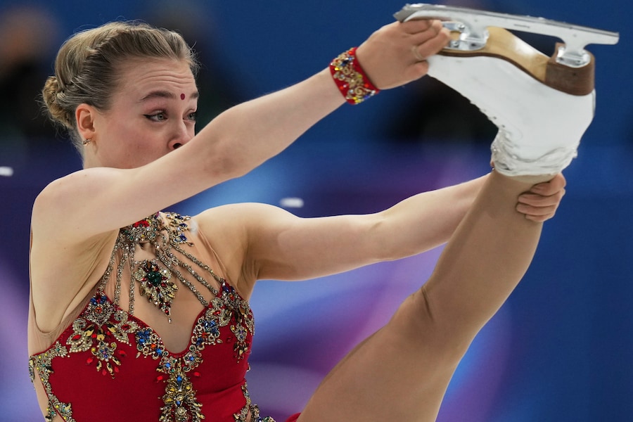 Anastasiia Gubanova della Georgia gareggia durante la gara di pattinaggio artistico femminile a squadre alle Olimpiadi invernali del 2026, a Milano, Italia, venerdì 6 febbraio 2026. (AP Photo/Francisco Seco/Associate Press/ LaPresse/APS)