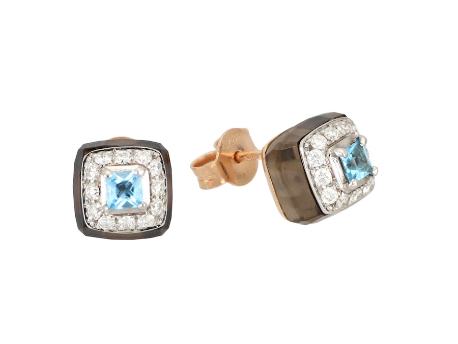 Orecchini Bonbon quadrato in microfusione d’oro rosa, quarzo fumé taglio cuscino (5,30 ct), pavé di diamanti e topazio azzurro, TAVANTI (2.100 €).