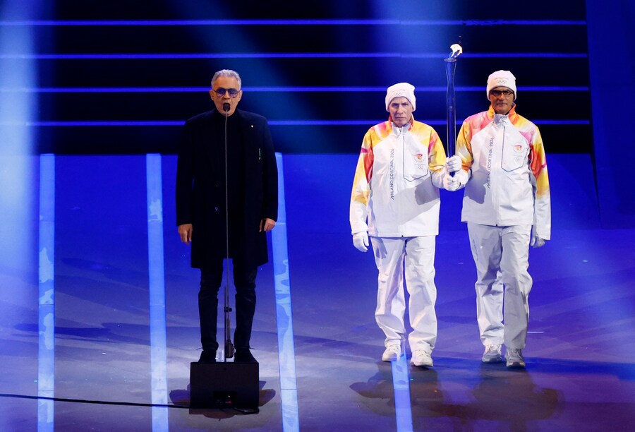 Andrea Bocelli si esibisce durante la cerimonia di apertura dei Giochi Olimpici Invernali. (REUTERS)