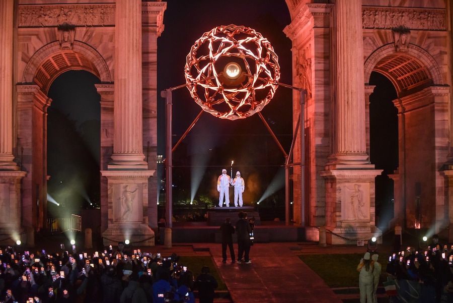 La fiamma olimpica arde nel braciere dell’Arco della Pace nel centro di Milano durante la cerimonia di apertura dei Giochi Olimpici Invernali Milano Cortina 2026 a Milano, Italia. (ANSA)