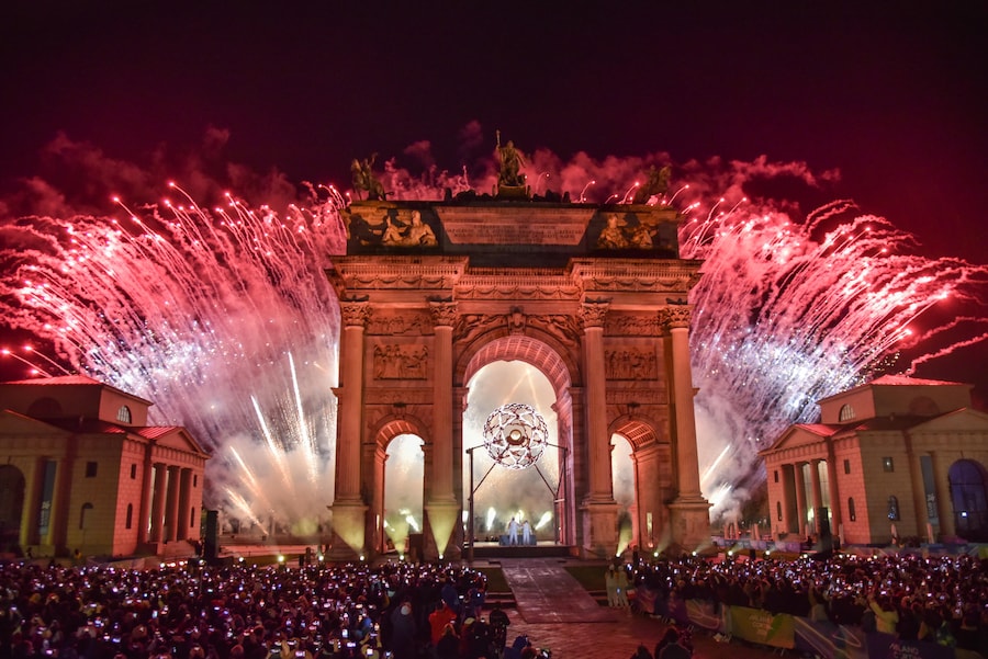 La fiamma olimpica arde nel braciere dell'Arco della Pace nel centro di Milano durante la cerimonia di apertura dei Giochi Olimpici Invernali Milano Cortina 2026 a Milano, Italia. (ANSA)