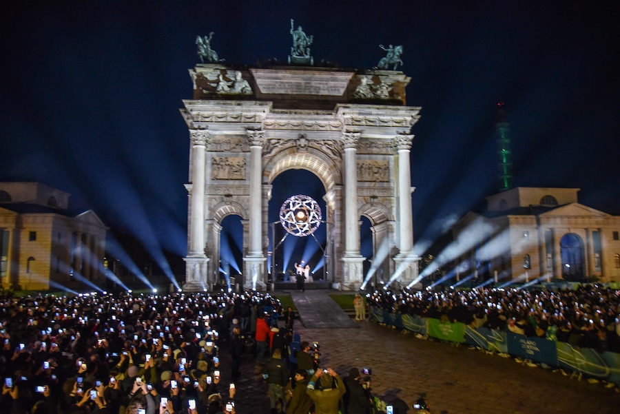 La fiamma olimpica arde nel braciere dell’Arco della Pace nel centro di Milano durante la cerimonia di apertura dei Giochi Olimpici Invernali Milano Cortina 2026 a Milano, Italia. (ANSA)