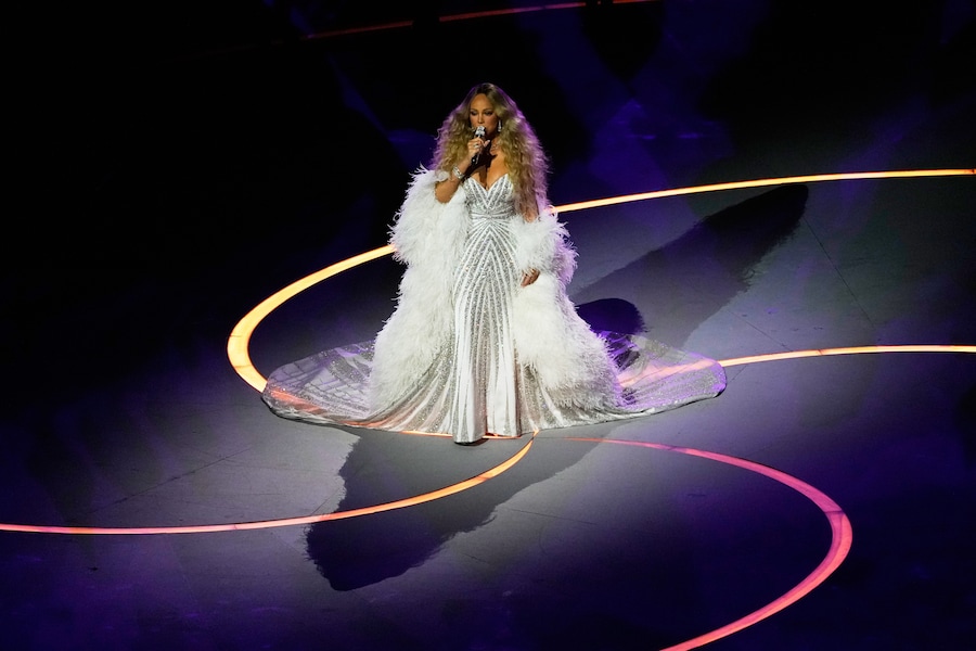 La cantante Mariah Carey si esibisce durante la cerimonia di apertura delle Olimpiadi invernali del 2026, a Milano, Italia. (AP)