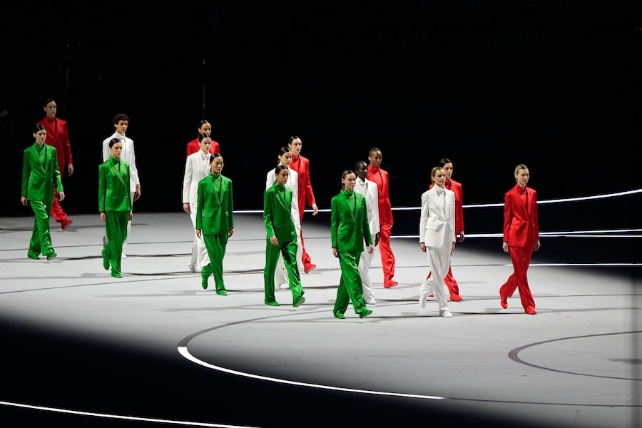 Modelle sfilano durante la cerimonia di apertura delle Olimpiadi invernali del 2026, a Milano, Italia, venerdì 6 febbraio 2026. (APS)
