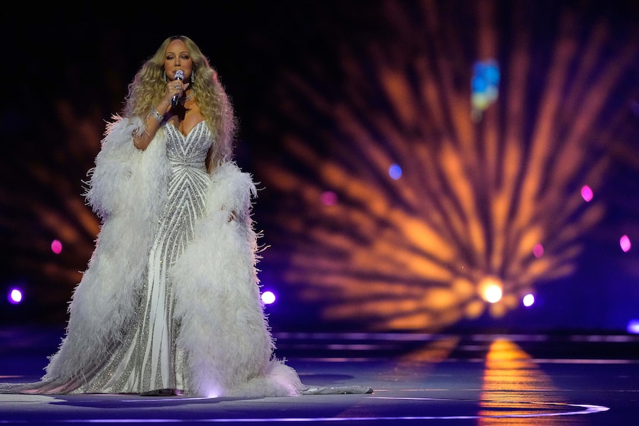 La cantante Mariah Carey si esibisce durante la cerimonia di apertura delle Olimpiadi invernali del 2026, a Milano, Italia. (AP)