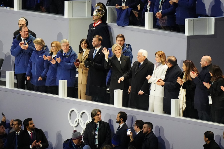 La presidente del CIO Kirsty Coventry, al centro, saluta mentre è in piedi accanto all'ex presidente del CIO Thomas Bach, al vicepresidente JD Vance e alla seconda signora Usha Vance e al presidente italiano Sergio Mattarella durante la cerimonia di apertura delle Olimpiadi invernali del 2026. (AP)