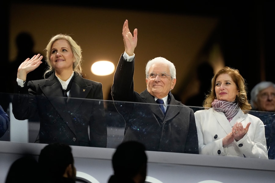Il presidente del CIO Kirsty Coventry, a sinistra, e il presidente italiano Sergio Mattarella. (APS)