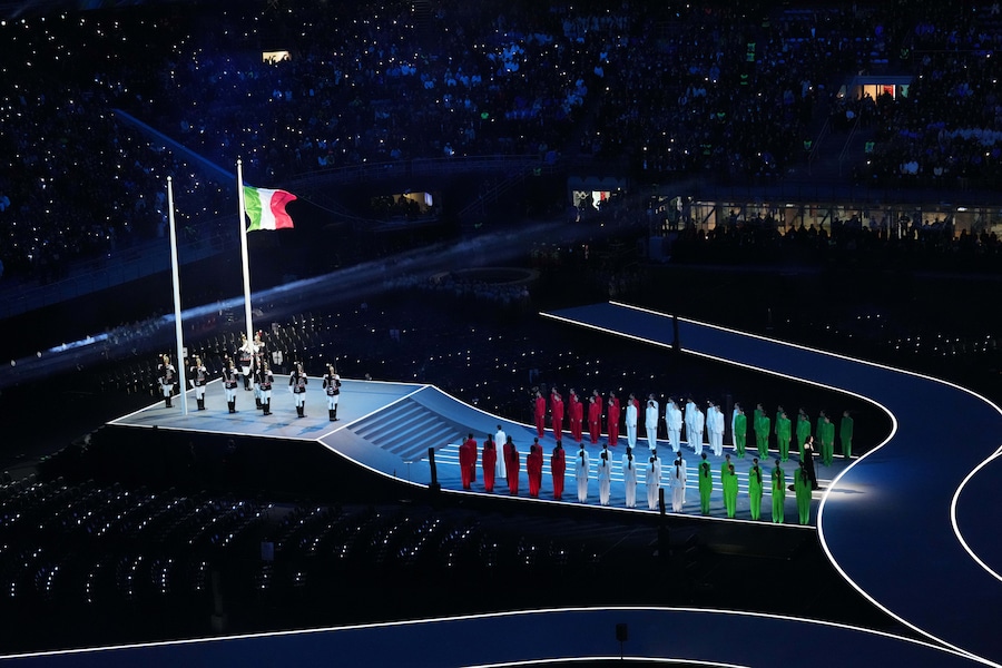 La bandiera italiana viene issata durante la cerimonia di apertura dei Giochi Olimpici Invernali del 2026, a Milano, Italia. (AP)