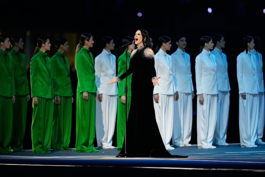 La cantante italiana Laura Pausini si esibisce durante la cerimonia di apertura dei Giochi Olimpici. (AP)