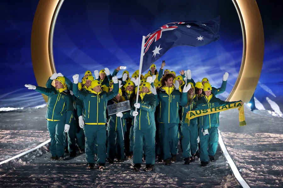 Il portabandiera australiano Jakara Anthony entra con la squadra durante la cerimonia di apertura delle Olimpiadi invernali del 2026 a Livigno. (APS)