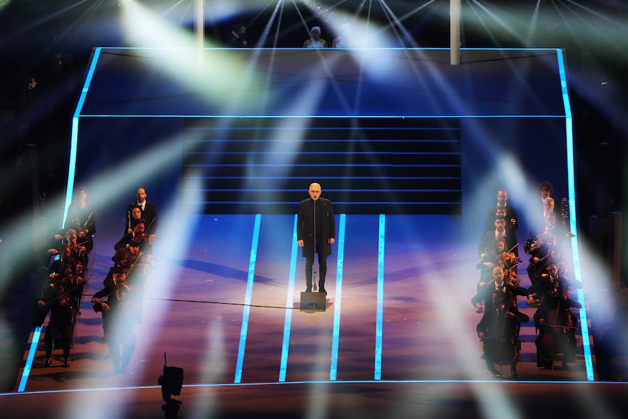 Andrea Bocelli si esibisce durante la cerimonia di apertura dei Giochi Olimpici Invernali. (APS)