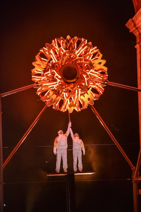 La fiamma olimpica arde nel braciere dell’Arco della Pace nel centro di Milano durante la cerimonia di apertura dei Giochi Olimpici Invernali Milano Cortina 2026 a Milano, Italia. (ANSA)