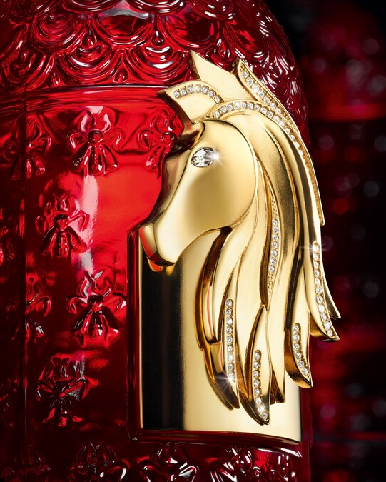 Guerlain Rendez-vous d’Exception Rouge Bonheur, terza edizione limitata numerata dedicata al Capodanno cinese 2026, sotto il segno del Cavallo di Fuoco. Protagonista è l’iconica Bee Bottle, reinterpretata in vetro rosso incandescente grazie alla collaborazione con Atelier Truscelli, eccellenza dell’alta gioielleria parigina. Il flacone è impreziosito da una scultura gioiello: una testa di cavallo placcata in oro 24 carati e decorata con 79 cristalli Swarovski. Al suo interno, la fragranza Rouge Bonheur, un millésime floreale e luminoso L’edizione limitata, 1786 pezzi disponibili nel mondo, è in esclusiva presso Rinascente Milano Duomo, Roma Tritone e sull’e-commerce Guerlain.