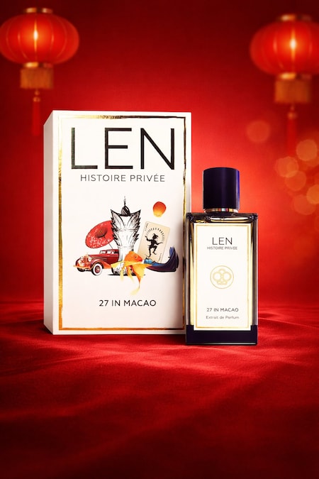 27 In Macao di LEN Fragrance Extrait De Parfum. Capodanno Cinese a Macao dove Oriente e Occidente si fondono sotto luci che non si spengono mai. Il rosso, colore della fortuna illumina la scena, il numero 27 segna l’incontro, trasformando la notte in un ricordo indelebile. La fragranza segue lo stesso ritmo ipnotico di Macao. L’apertura speziata e luminosa accende i sensi, il cuore di peonia e zenzero sprigiona energia ed eleganza, mentre il fondo vetiver e ambra grigia lascia una scia sensuale e persistente.
