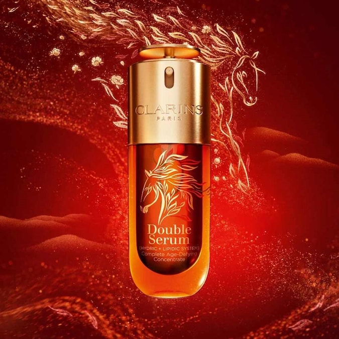 Clarins Double Serum, limited edition per il Capodanno cinese. Il rinomato siero si veste di un pack celebrativo per il Capodanno Cinese, trasformando uno dei bestseller skincare della maison francese in un simbolo di energia e rinascita. Questo siero anti-età doppia fase — che unisce un sistema Hydric + Lipidic per ottimizzare il rilascio degli attivi — combina fino a 22 estratti botanici e 5 molecole pure per stimolare le funzioni vitali della pelle.