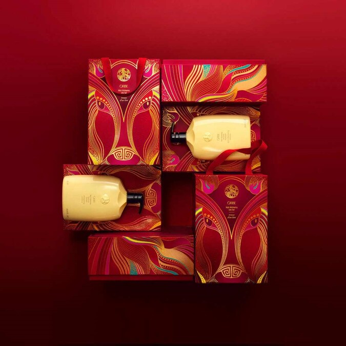 Oribe Lunar New Year Hair Alchemy Liter Set 2026 celebra il Capodanno Lunare con un design rosso e oro che evoca prosperità, forza e rinascita. Il set comprende Hair Alchemy Resilience Shampoo & Conditioner, formulato per rinforzare i capelli fragili dall’interno, creando una barriera protettiva attorno alla fibra capillare, per capelli visibilmente più forti e idratati. Gli estratti botanici e le proteine vegetali penetrano nella corteccia prevenendo la rottura.