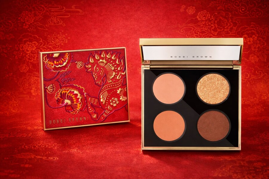 Bobbi Brown Lunar New Year Eyeshadow Quad è una palette in edizione limitata realizzata per il Capodanno Cinese con packaging rosso e oro ispirato al simbolismo della fortuna e dell’energia dell’Anno del Cavallo. All’interno, quattro ombretti dal pesca al bronzo, tra finish shimmer e metallizzato che offrono sfumature calde e versatili per creare look festivi e luminosi, perfetti per celebrare nuovi inizi e prosperità.