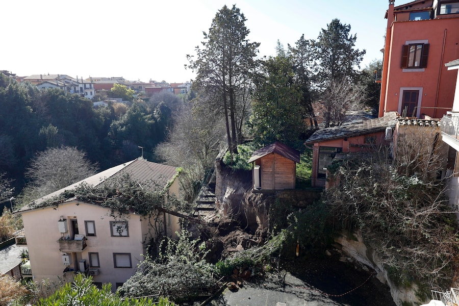 La palazzina sulla quale è franato un muro di contenimento causando la morte di un uomo, Formello, Roma. ANSA/FABIO FRUSTACI (ANSA)