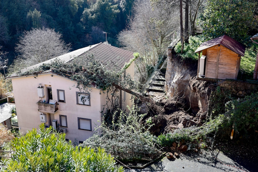 La palazzina sulla quale è franato un muro di contenimento causando la morte di un uomo, Formello, Roma. ANSA/FABIO FRUSTACI (ANSA)