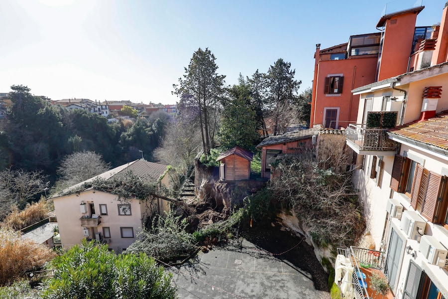 La palazzina sulla quale è franato un muro di contenimento causando la morte di un uomo, Formello, Roma. ANSA/FABIO FRUSTACI (ANSA)