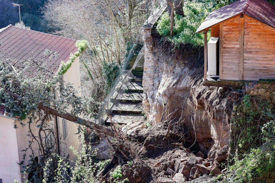 La palazzina sulla quale è franato un muro di contenimento causando la morte di un uomo, Formello, Roma. ANSA/FABIO FRUSTACI (ANSA)