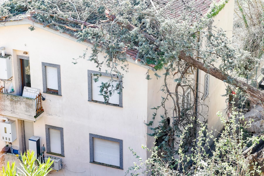 La palazzina sulla quale è franato un muro di contenimento causando la morte di un uomo, Formello, Roma. ANSA/FABIO FRUSTACI (ANSA)